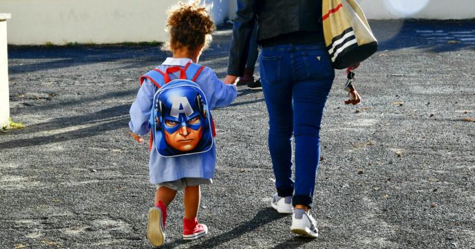 Trento, la giunta provinciale vuol prolungare la materna fino a luglio: ok da 8mila famiglie. Insegnanti: “La scuola non è un centro estivo”