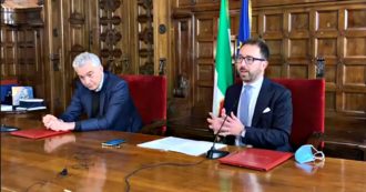 Fase 2, accordo tra Bonafede e Arcuri per la produzione di mascherine in carcere: “320 detenuti lavoreranno anche per la collettività”