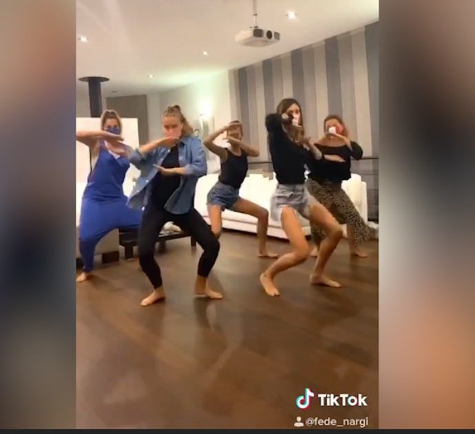 Federica Nargi e Costanza Caracciolo tornano “veline” per un giorno: il balletto insieme su TikTok diventa virale