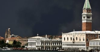 Copertina di Venezia, l’autore dei volantini diffamatori contro la curia ha un nome: è un manager di Milano vicino al parroco che litigò con il patriarca