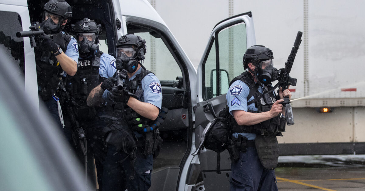 Minneapolis, uomo vestito da poliziotto spara a due parlamentari democratici: è in fuga Minneapolis, uomo vestito da poliziotto spara a due parlamentari democratici: è in fuga