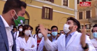 Copertina di Medici specializzandi in piazza, intervengono i deputati di Lega e FI e loro li contestano: “Avete devastato la sanità, vergogna”