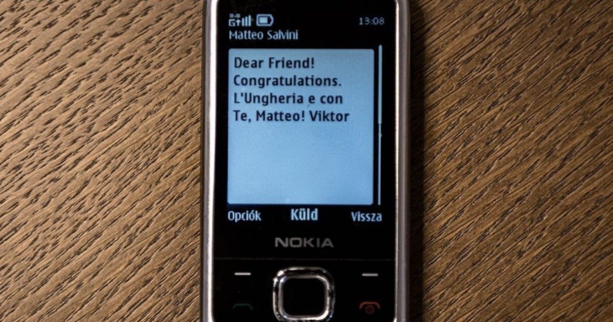 Viktor Orban manda un sms a Matteo Salvini con un vecchio Nokia 3310, lo scatto diventa virale e si scatena l’ironia: “Mica scemo, così non lo controllano”
