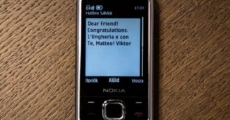 Copertina di Viktor Orban manda un sms a Matteo Salvini con un vecchio Nokia 3310, lo scatto diventa virale e si scatena l’ironia: “Mica scemo, così non lo controllano”