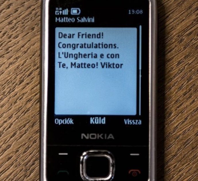 Viktor Orban manda un sms a Matteo Salvini con un vecchio Nokia 3310, lo scatto diventa virale e si scatena l’ironia: “Mica scemo, così non lo controllano”