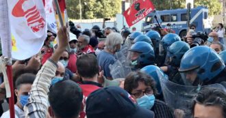 Copertina di Milano, protesta di centri sociali e sindacati di base contro la Regione Lombardia. Manifestanti accalcati davanti al cordone della polizia