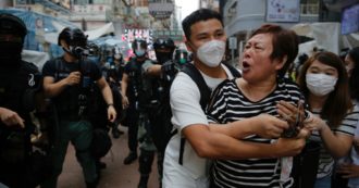 Copertina di Hong Kong, la polizia spara proiettili urticanti contro i manifestanti: centinaia di arresti. “Vogliamo difendere la nostra libertà”