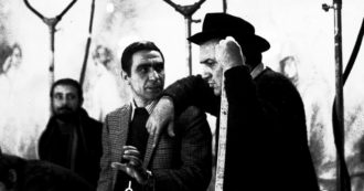 Copertina di Dio, pacche sul culo, papi e lumache: Fellini davanti ai tarocchi