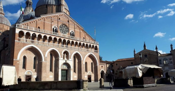 Copertina di È un uccello? Un aereo? No, è Sant’Antonio  Quest’anno  la  processione  è in elicottero