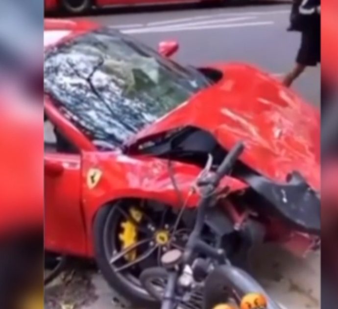 Si schianta con la Ferrari da 280mila euro contro un bus a due piani: le immagini dell’incidente