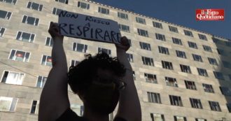 Copertina di Afroamericano ucciso, a Milano attivisti manifestano davanti al consolato Usa: “Sotto quel ginocchio abbiamo perso tutti il respiro”