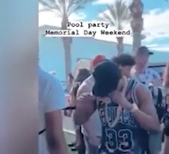 Floyd Mayweather, prima il party in piscina poi la festa in discoteca tra la folla: la “notte brava” dell’ex pugile scatena le polemiche