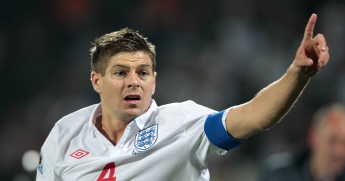 Steven Gerrard, i 40 anni dell’ex capitano del Liverpool che vinse “quasi tutto”. Fuoriclasse capace di segnare un’epoca (a modo suo)