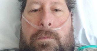 Complottista contagiato dal coronavirus finisce in terapia intensiva con la moglie e si pente: “Attenti a cosa leggete sul web”