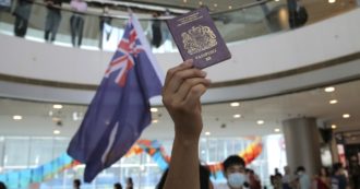 Copertina di Hong Kong, Gran Bretagna pronta a offrire la cittadinanza a 300mila persone. La Cina: “Adotteremo le necessarie contromisure”