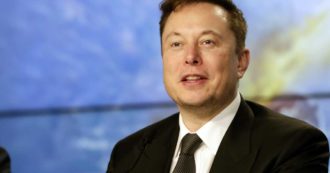 Copertina di Tesla, l’azienda raggiunge due obiettivi e Elon Musk sblocca la prima parte del suo stipendio da 55 miliardi di dollari