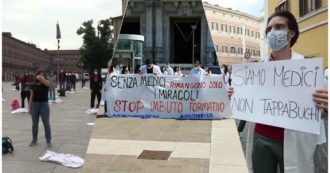Coronavirus, da Torino a Roma il flash mob degli specializzandi contro l’imbuto formativo: “Senza medici restano solo miracoli. Più posti a scuole”