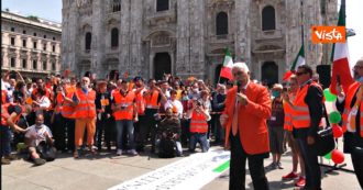Milano, assembramenti in piazza Duomo per la manifestazione dei gilet arancioni: in centinaia senza mascherina e distanze di sicurezza