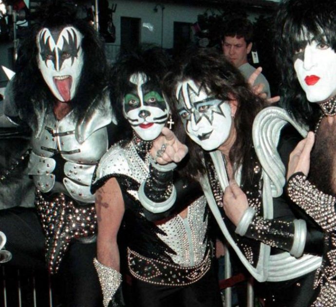 Morto Bob Kulick, addio al chitarrista dei Kiss: il “quinto” membro della band è scomparso a 70 anni