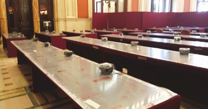 Copertina di Montecitorio riapre e si fa in tre: i deputati temono di finire in corridoio o in tribuna