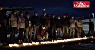 Copertina di Napoli, veglia alla Whirlpool a un anno dall’inizio delle proteste: “350 candele per non perdere la speranza. Dal 31 ottobre rischiamo di chiudere”