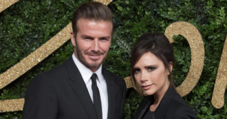 Copertina di David Beckham si sfoga contro la moglie Victoria: “Purtroppo sono sposato con una donna che mangia sempre stessa cosa da 25 anni”