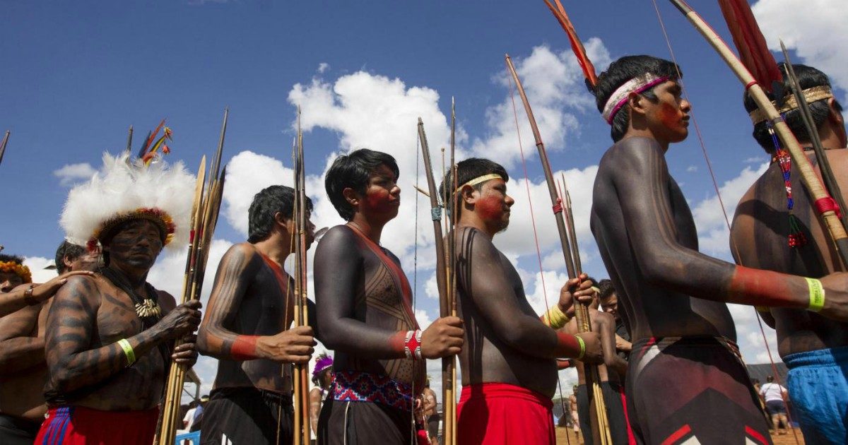 Coronavirus – Ecuador, la resistenza degli indigeni: “Aziende petrolifere e taglialegna ci portano il virus. Ecco come ci difendiamo”