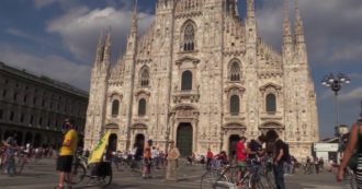 Copertina di Milano, il flashmob in Piazza Duomo con 400 ciclisti nel giorno in cui sarebbe dovuto arrivare il Giro d’Italia: “Chiediamo città a misura di bici”