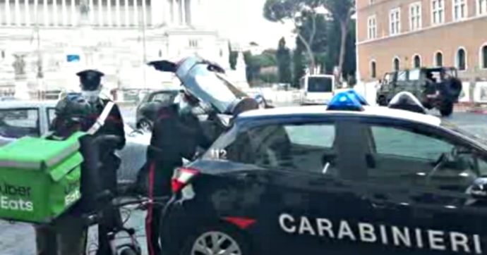 Caporalato sui rider, più di 1000 fattorini fermati in strada e ascoltati dai carabinieri