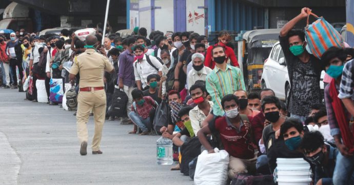 Troppi pazienti, pochi letti: il Covid-19 uccide Mumbai