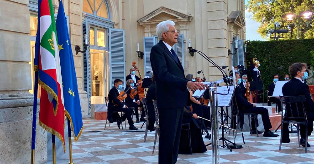 2 giugno, Mattarella: “Come nel 1946 i partiti superino divisioni, unità morale viene prima della politica. Ora le istituzioni siano all’altezza del dolore degli italiani. Non siamo soli, l’Europa ha ritrovato il suo spirito”