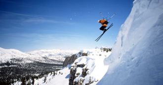 Copertina di Monte Bianco, precipita per 700 metri: morta la promessa dello sci freeride Hugo Hoff