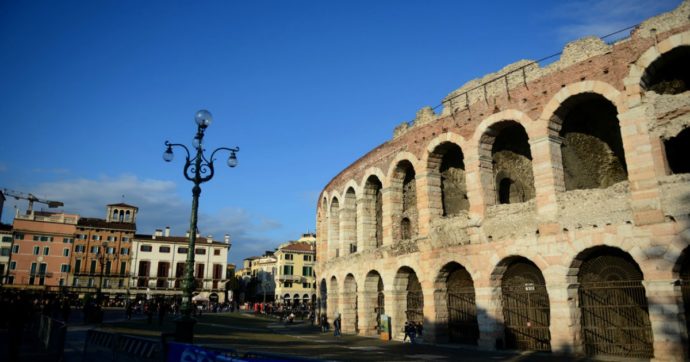 Verona, il Comune aderisce alla raccolta firme per referendum popolare sull’uscita dell’Italia dall’Ue. Il Pd protesta, poi il passo indietro