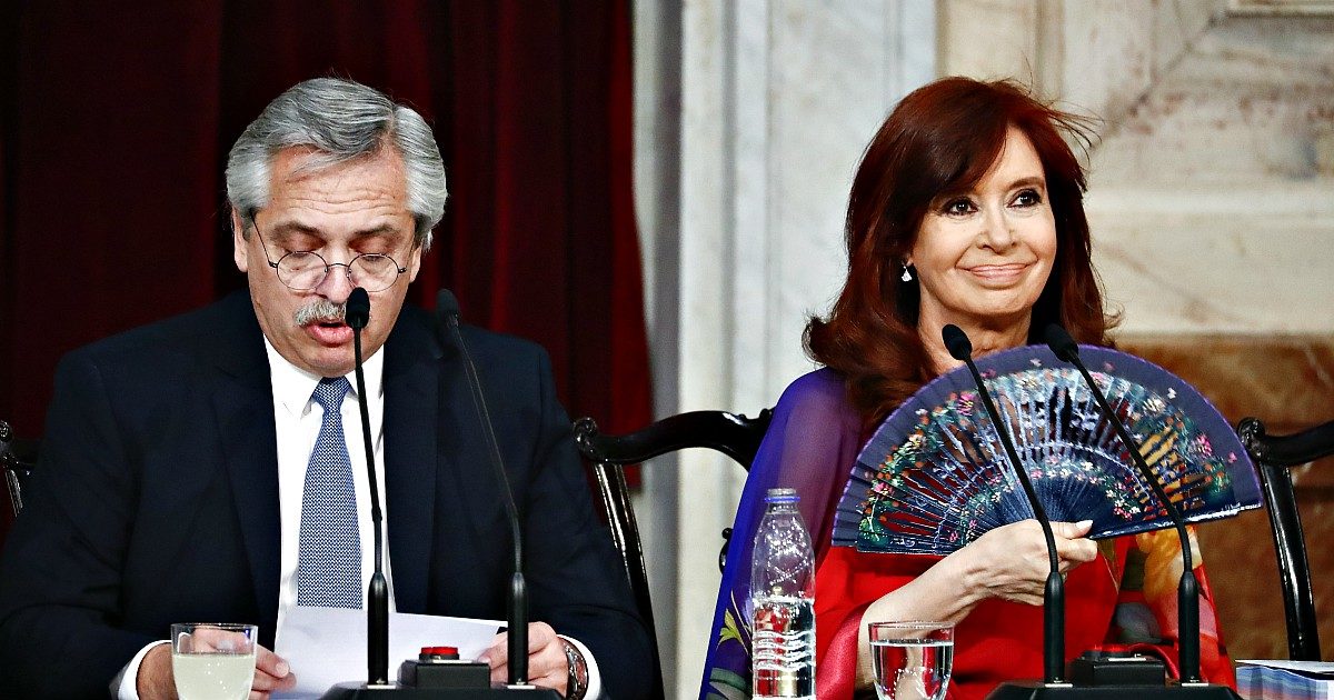 Argentina, dietro il nuovo default tecnico la partita a poker tra governo peronista e fondi creditori. E le responsabilità dell’ex presidente Macri che ha facilitato la fuga di capitali verso l’estero