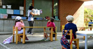 Copertina di Scuola, rientro a settembre? Le preoccupazioni di Comuni, presidi e insegnanti sul piano del Comitato scientifico: “Mettere la mascherina non basta. Su aule e assunzioni servono cambi strutturali”