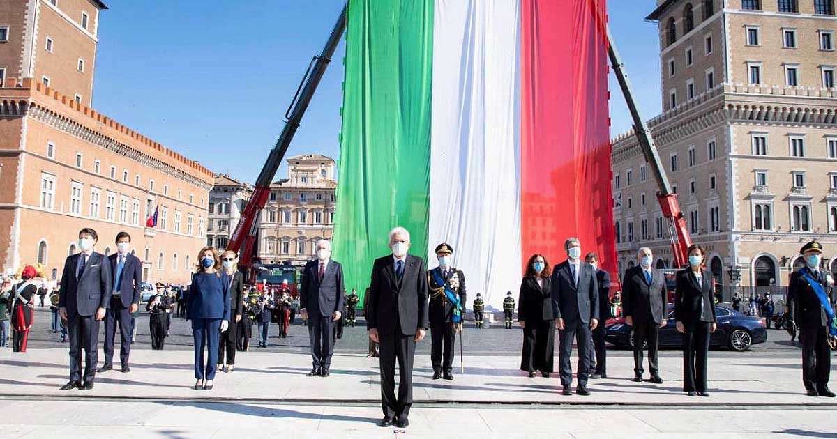 2 giugno, Mattarella all’Altare della Patria: “Difficoltà mai sperimentate nella nostra storia. Crisi non è terminata, servono unità e coesione”. Poi visita Codogno: “Da qui riparte l’Italia del coraggio e della solidarietà”