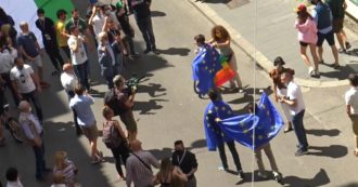 Copertina di Centrodestra in piazza, contestatori con bandiera dell’Unione europea insultati dai manifestanti: “Comunisti di m***”