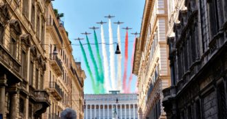 Copertina di 2 giugno, le Frecce Tricolori sorvolano il cielo di Roma: il passaggio sopra l’Altare della Patria