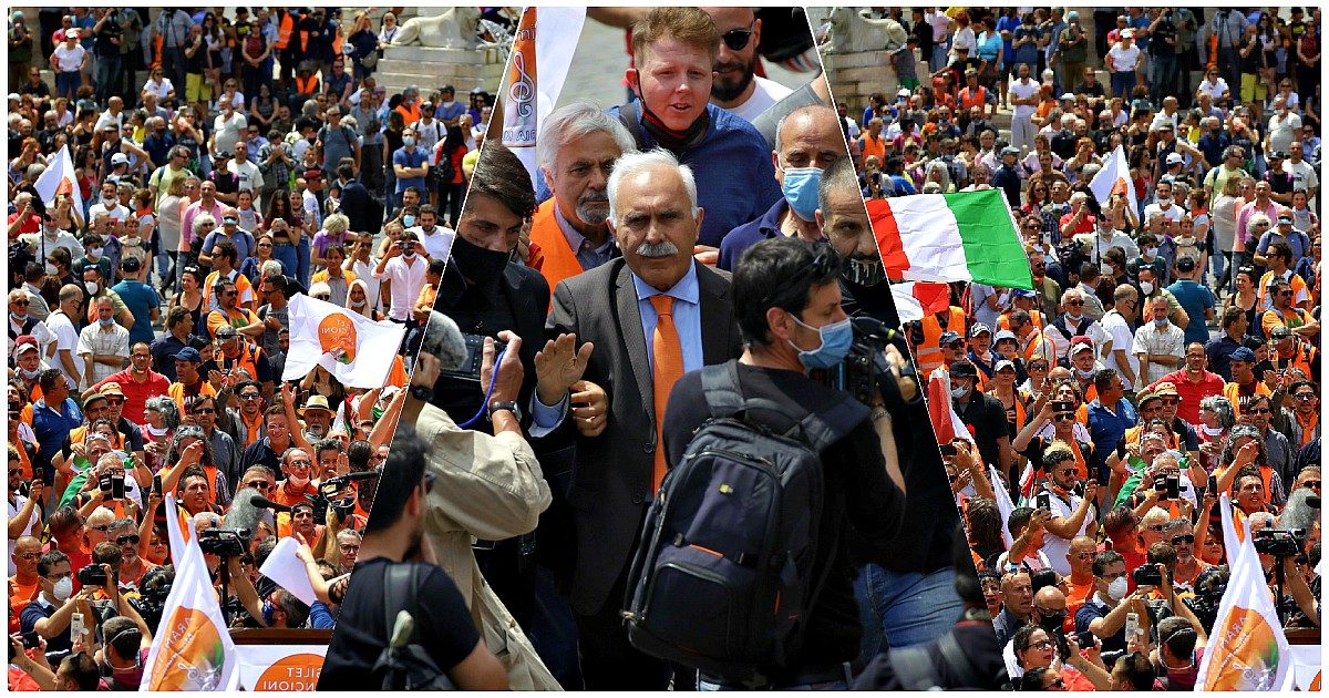 Gilet arancioni, fake news e insulti all’evento senza regole di Roma: “La pandemia è una boiata. Ricoveri per uso eccessivo di mascherine”