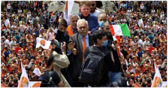 Gilet arancioni, fake news e insulti all’evento senza regole di Roma: “La pandemia è una boiata. Ricoveri per uso eccessivo di mascherine”