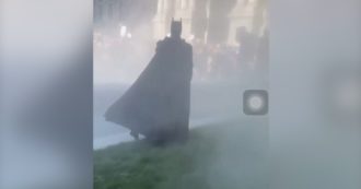 Tra le fiamme e i gas lacrimogeni della guerriglia di Philadelphia spunta Batman: folla in visibilio, le immagini incredibili