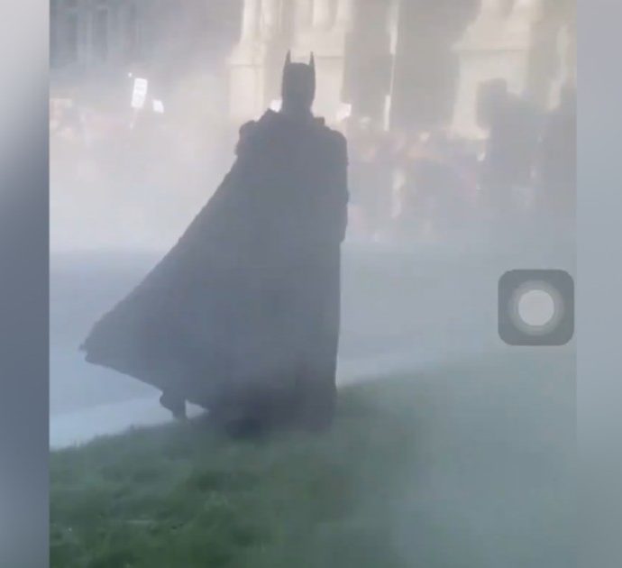 Tra le fiamme e i gas lacrimogeni della guerriglia di Philadelphia spunta Batman: folla in visibilio, le immagini incredibili
