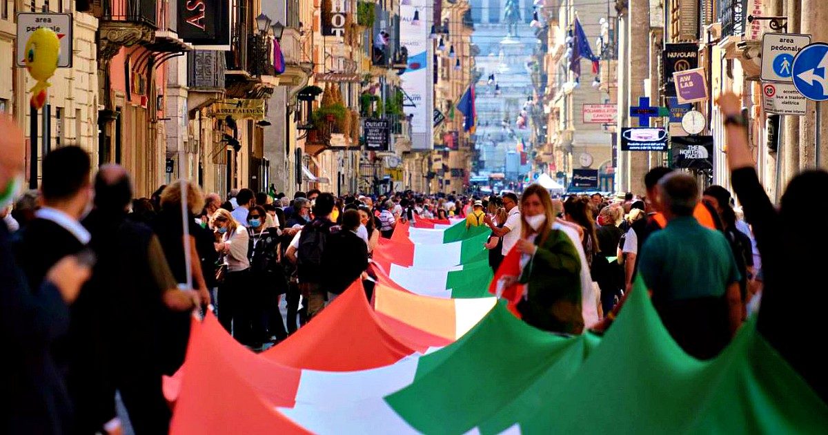 Centrodestra, insulto del militante a Mattarella: “La mafia uccise il fratello sbagliato”. Condanna dei tre leader. Fico: “Isolare i violenti”