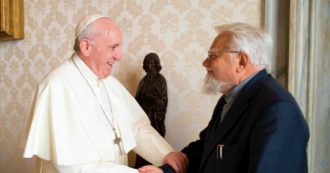 Copertina di Papa Francesco ordina a Enzo Bianchi di lasciare per sempre Bose: il comunicato della Santa Sede durante il viaggio in Iraq