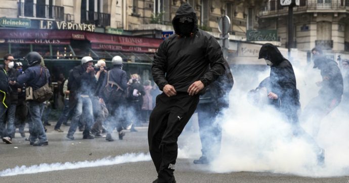 Parigi, nuova perizia su giovane di banlieue morto in gendarmeria infiamma le strade