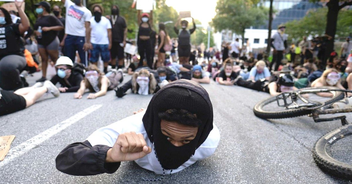 George Floyd – Paramilitari, suprematisti bianchi pro-Trump e anarchici: la galassia di gruppi che infiltra la protesta negli Stati Uniti