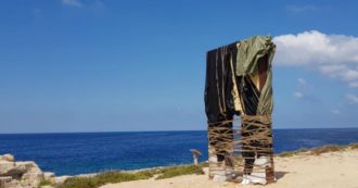Copertina di Lampedusa, sfregiata la Porta d’Europa, il monumento all’accoglienza e ai morti in mare. Il sindaco Martello: “Una ferita che preoccupa”