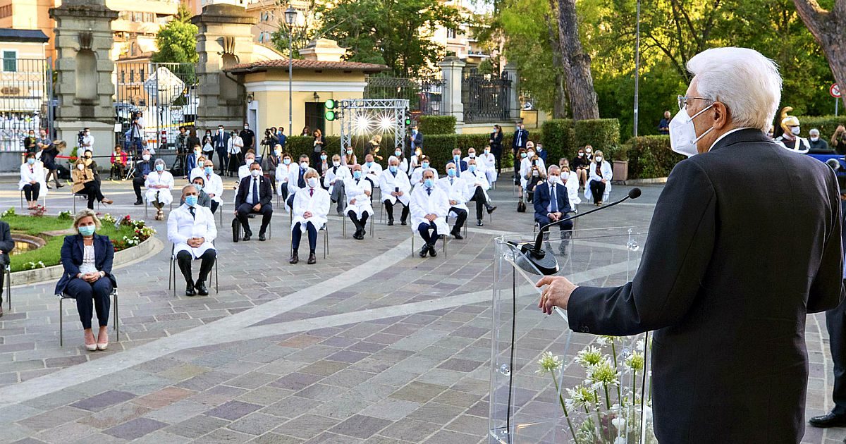 Coronavirus, Mattarella premia i sacrifici dell’Italia in prima linea. I medici, l’addetta delle pulizie, la cassiera, il rider, l’autista del 118 e i volontari: la lista dei 57 nominati cavalieri al merito