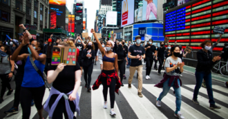 Copertina di Usa, Trump minaccia le città dem: “Sono anarchiche, taglio i fondi”. Cuomo: “Se viene a New York, si porti l’esercito”