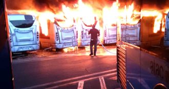 Copertina di Roma, incendio nel deposito Atac della Magliana: a fuoco sette autobus. Campidoglio: “Al 95% doloso”